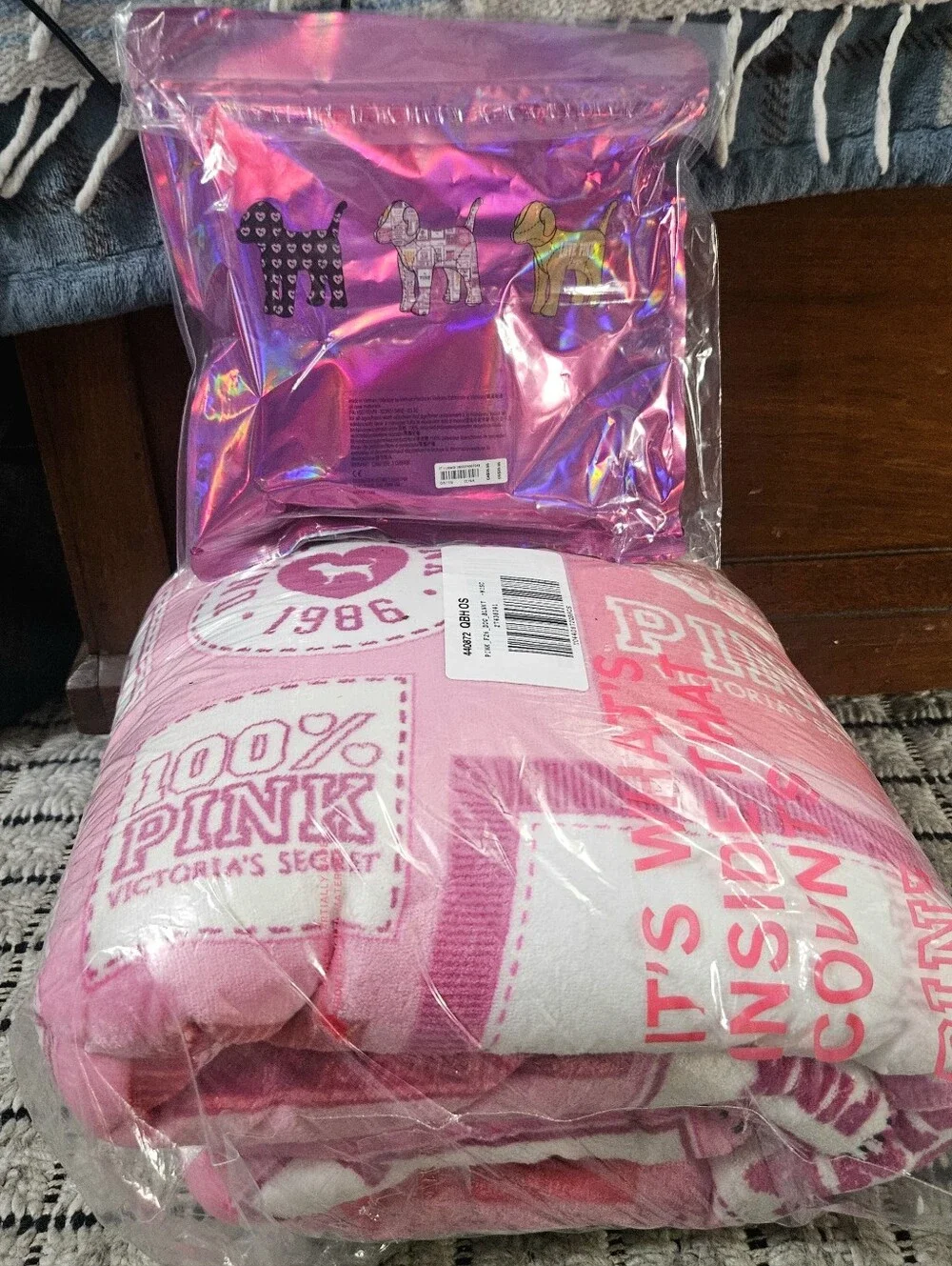 PINK VS PINK FRIDAY COZY SHERPA THROW BLANKET 50x60 & MYSTERY DOG BUNDLE new